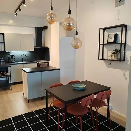 Apartment Brooms - Newly Renovated *