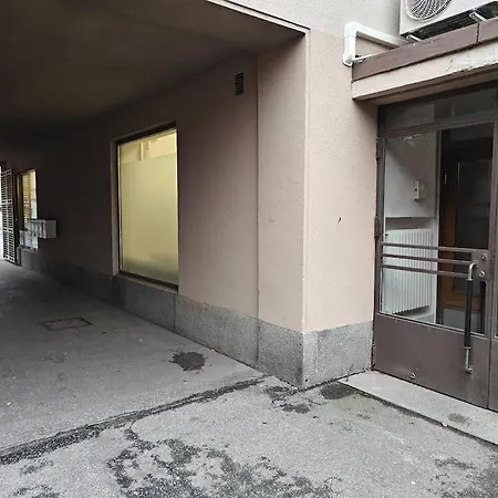 Brooms - Newly Renovated アパート